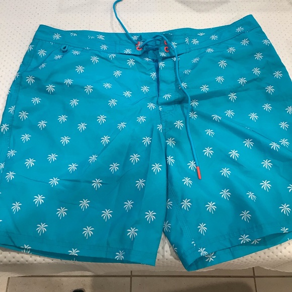 contoured waist shorts